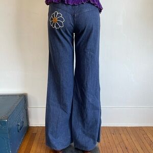 70s PLUSHBOTTOMS Flair Bell Bottom Wide-Leg Trouser Denim Jeans w/ Daisy Detail